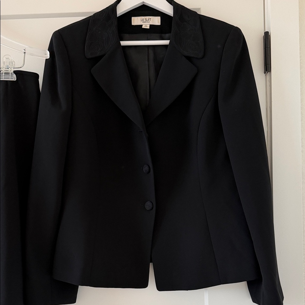 Le Suit Classic Black Women's Blazer